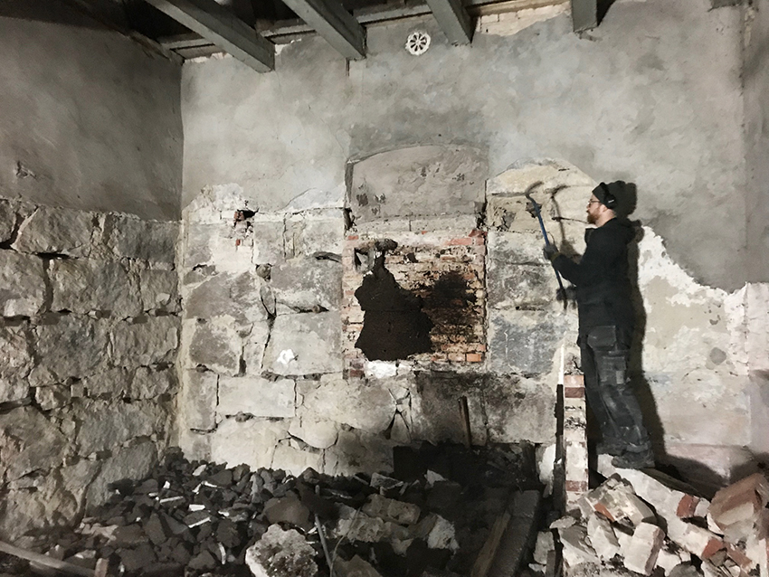 Stenarbete av innerväggar under renoveringen av Svenstorps mejeriet 