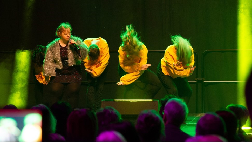 artist med Downs syndrom uppträder på funkisfestivalen