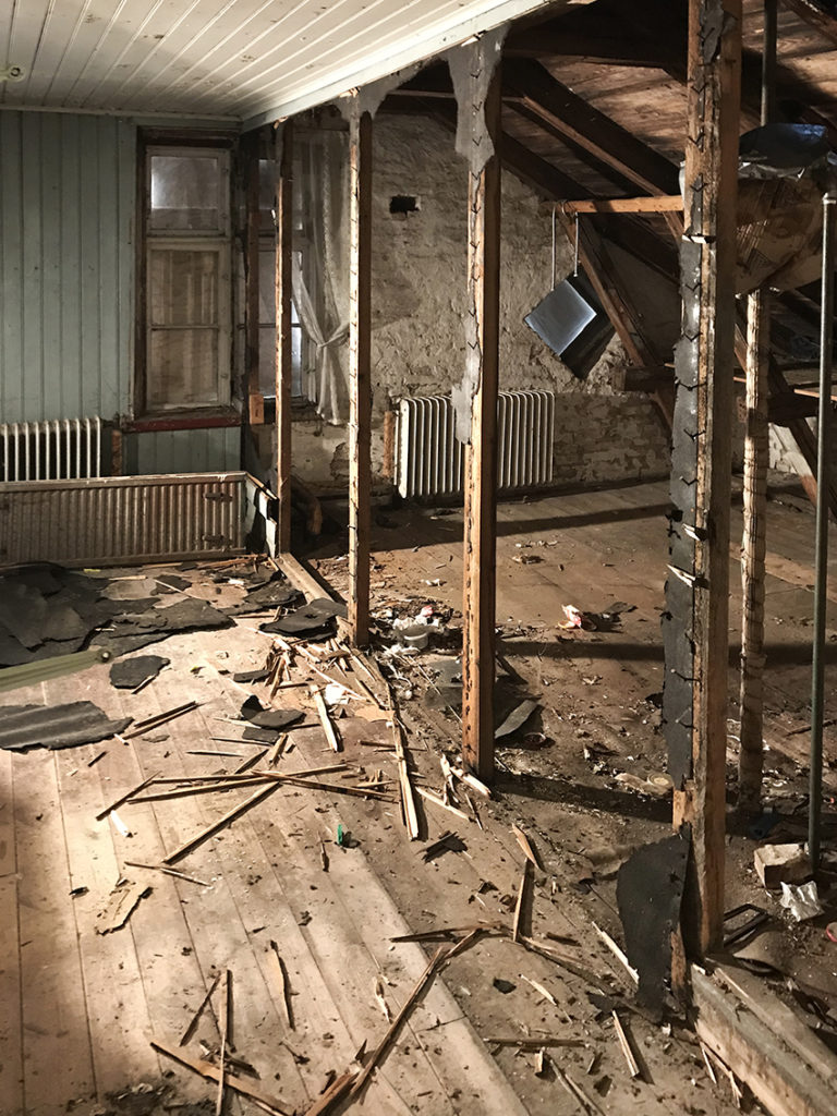 Ett rum i ett hus som håller på att renoveras