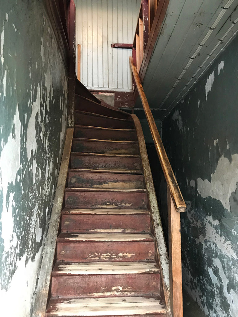 En gammal sliten trappa i ett gammalt hus som renoveras.