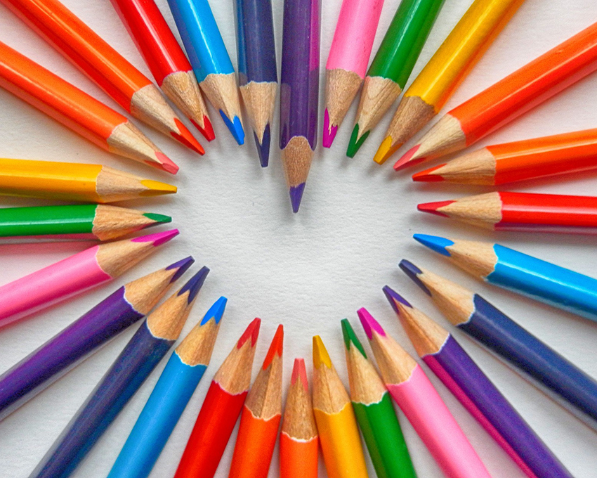 färgglada pennor i form av ett hjärta