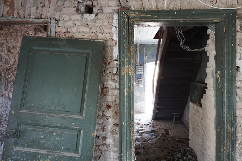 gammal dörr och dörrkarm i hus som renoveras