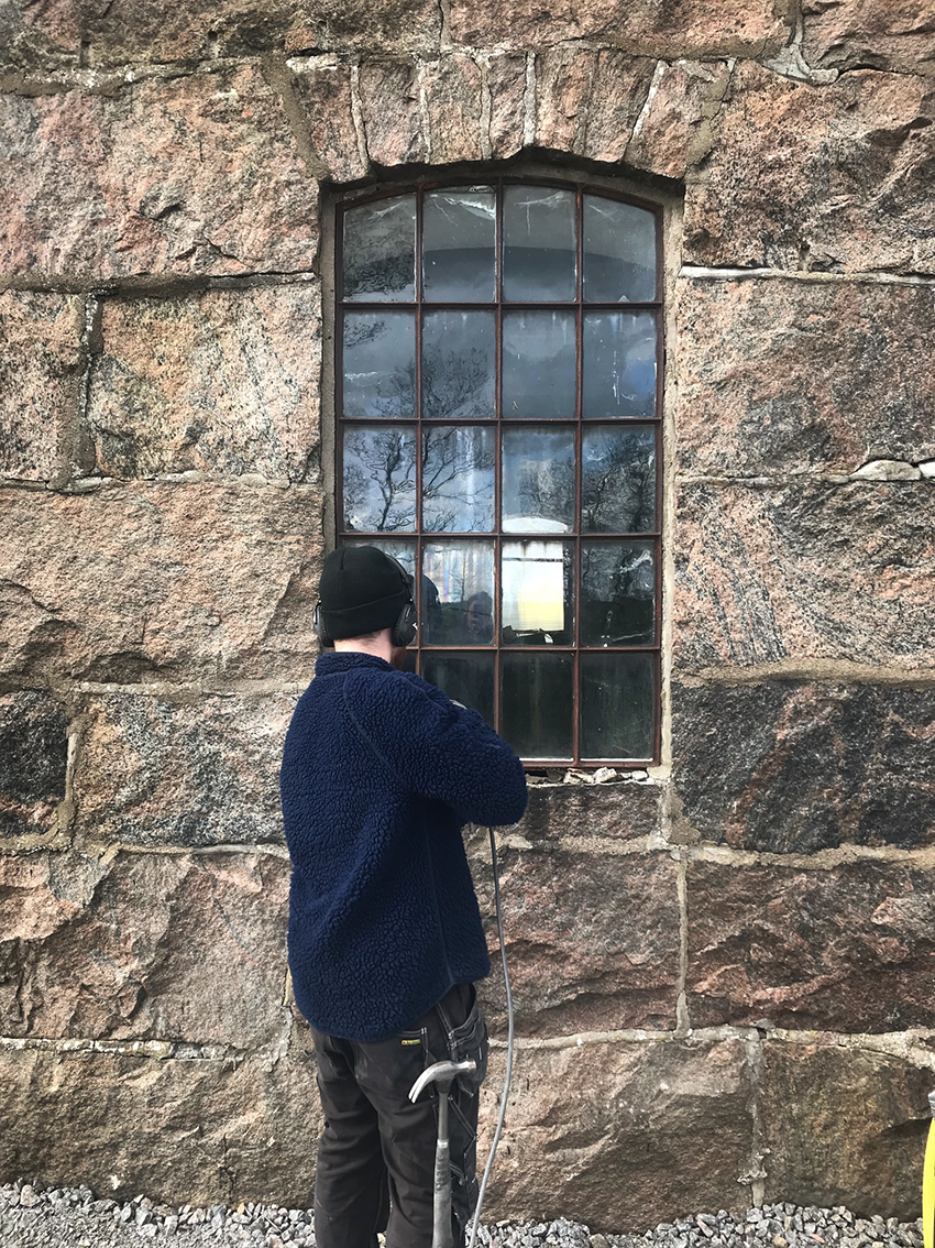 Ett gammalt järninfattat fönster i stenhus