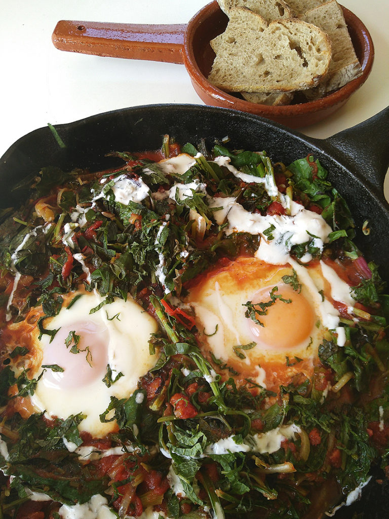 Shakshuka med surdegsbröd