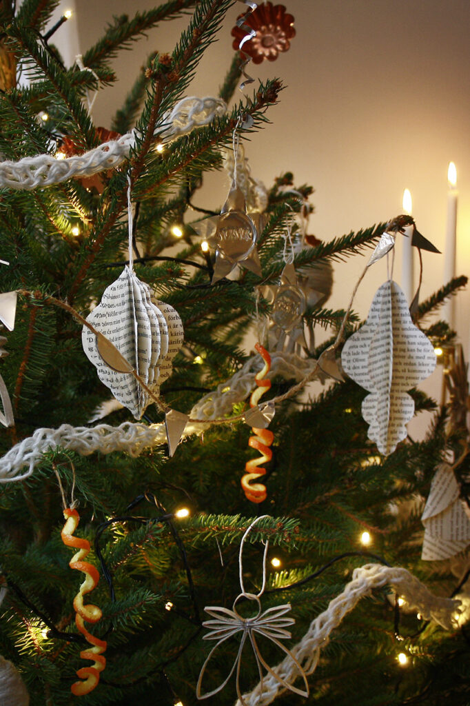 Julgranspynt hänger i en dekorerad julgran.