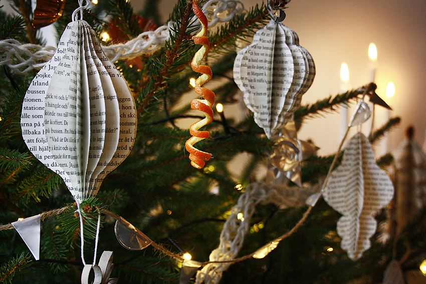 Vikta bokblad blir fina dekorationer i julgranen.