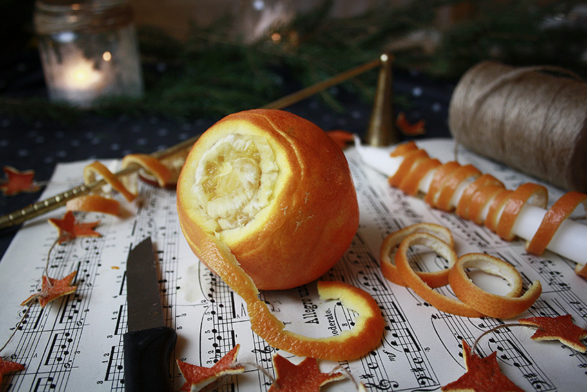 En apelsin skärs till långa spiraler att hänga i julgranen. 