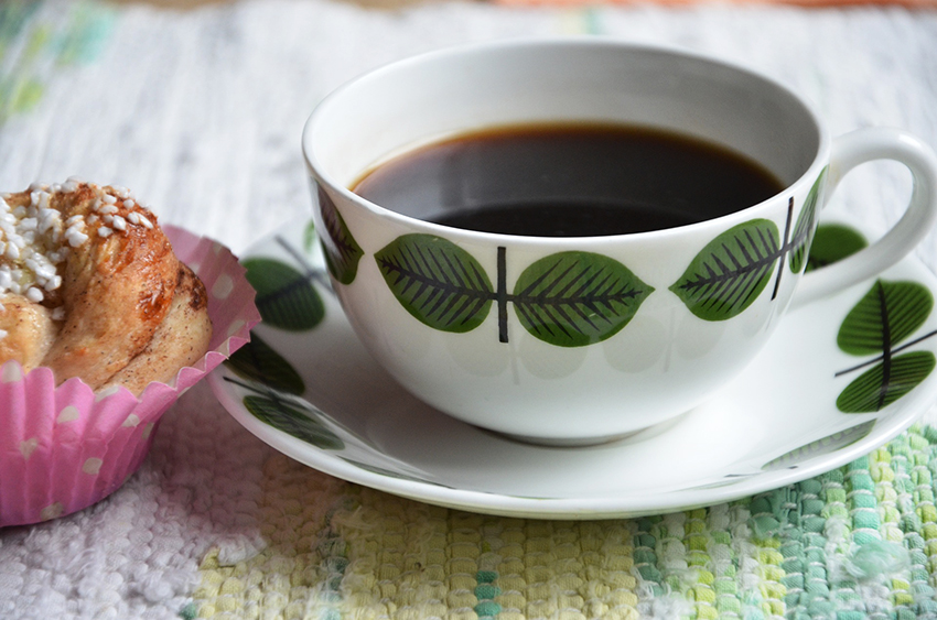 hembakat Fika med berså kaffekopp och hembakad bulle